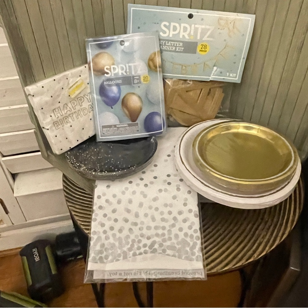 NWT Spritz Gold and Silver Party Decorations Set